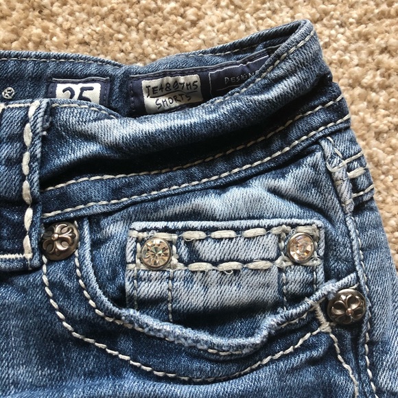 Miss Me Shorts Size 25 - Picture 3 of 6